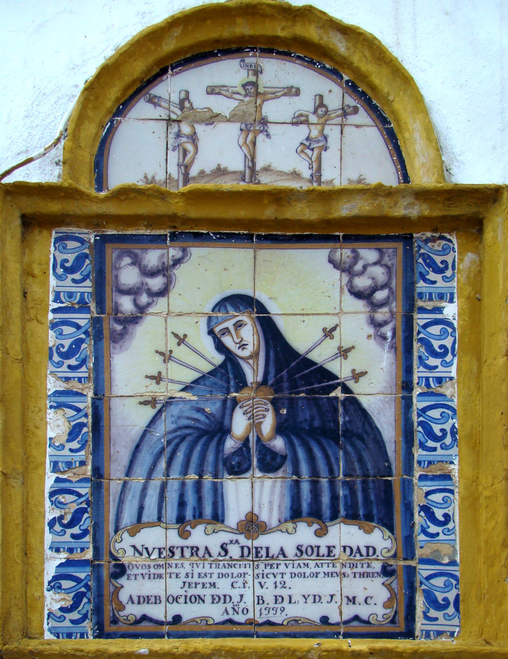 00200. Retablo cerámico. Virgen de la Soledad. Gelves. Sevilla.