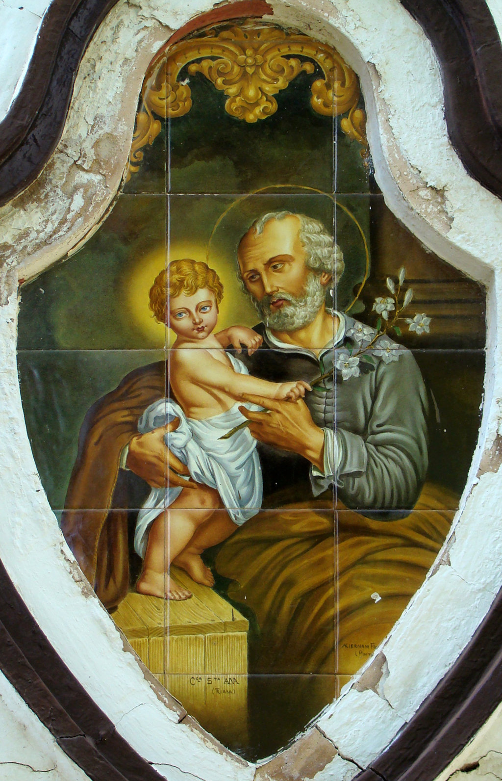 00266. Retablo cerámico. San José y el Niño Jesús. Capilla del antiguo cementerio. La Algaba. Sevilla.