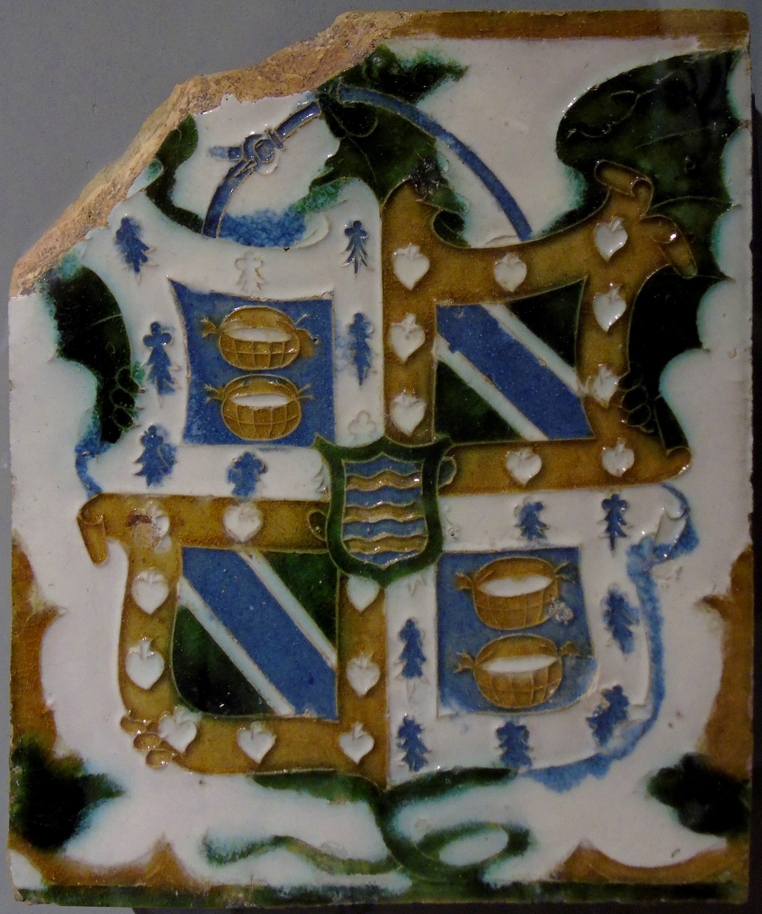00279. Azulejo con el escudo de la Casa de Medinaceli. Museo de Artes y Costumbres Populares. Sevilla.