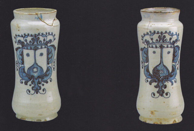 00367. Pareja de botes de farmacia de la Orden Carmelita. Colección Carranza.