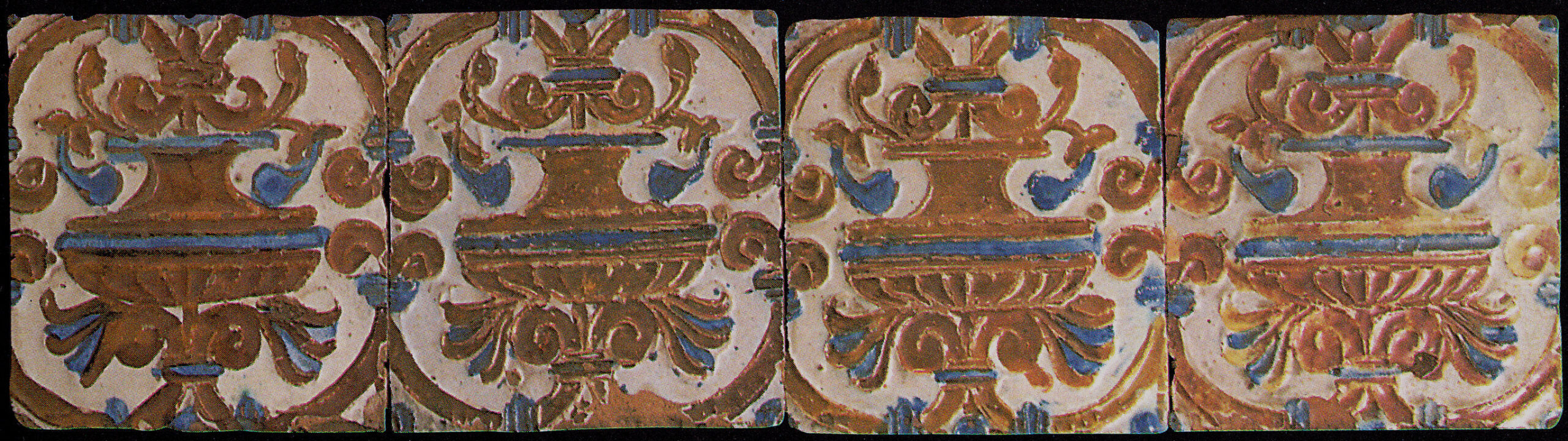 00378. Panel de azulejos de arista y reflejo dorado. Colección Carranza.