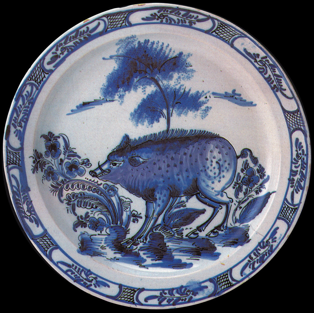 00589. Plato pintado de azul de la serie de «ala segmentada». Colección Carranza.