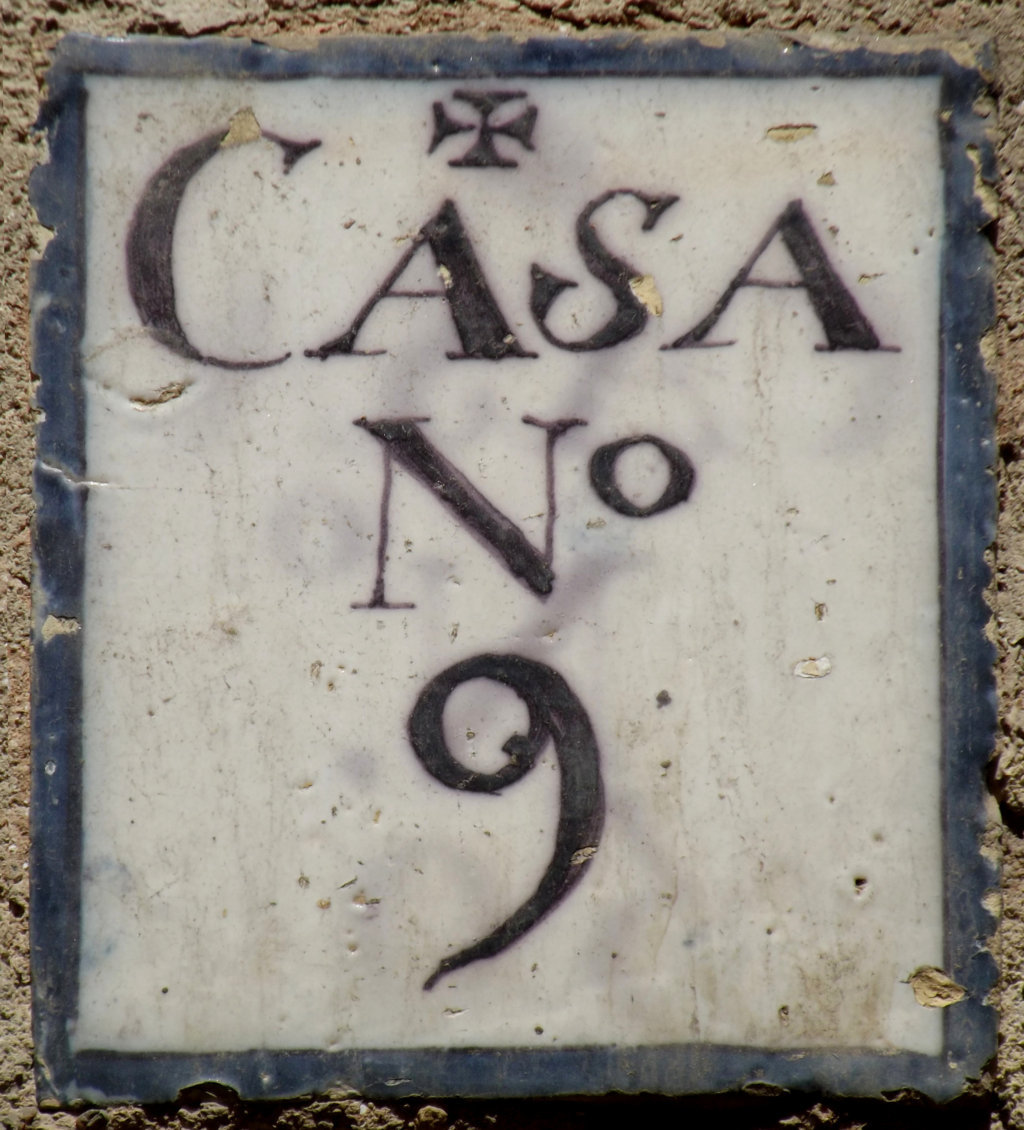 00623. Placa de Olavide. Número de casa. Fachada de la Casa de los Pinelo. Calle Abades. Sevilla.