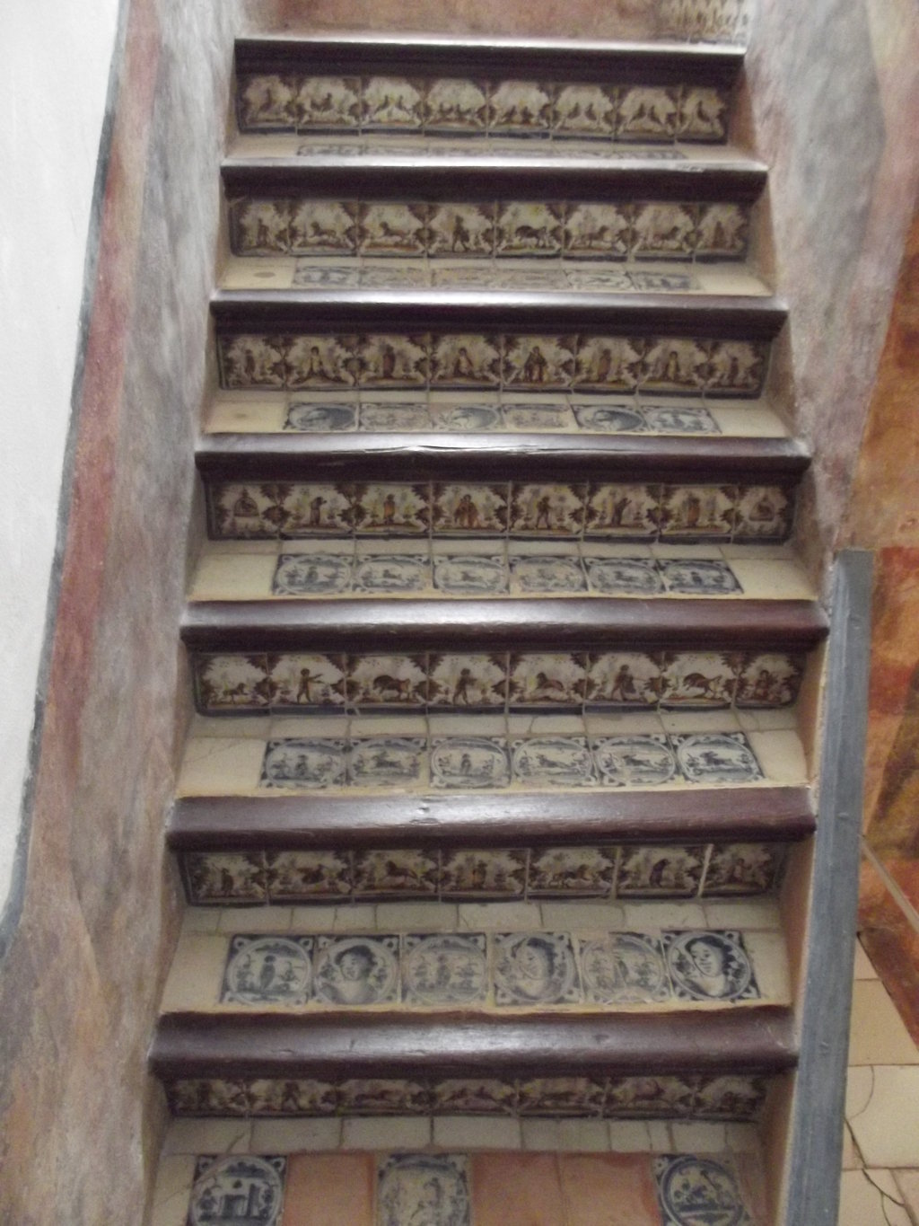 00667. Huellas y contrahuellas con escenas de montería y azulejos de tema único. Antiguo Monasterio de la Cartuja. Sevilla.