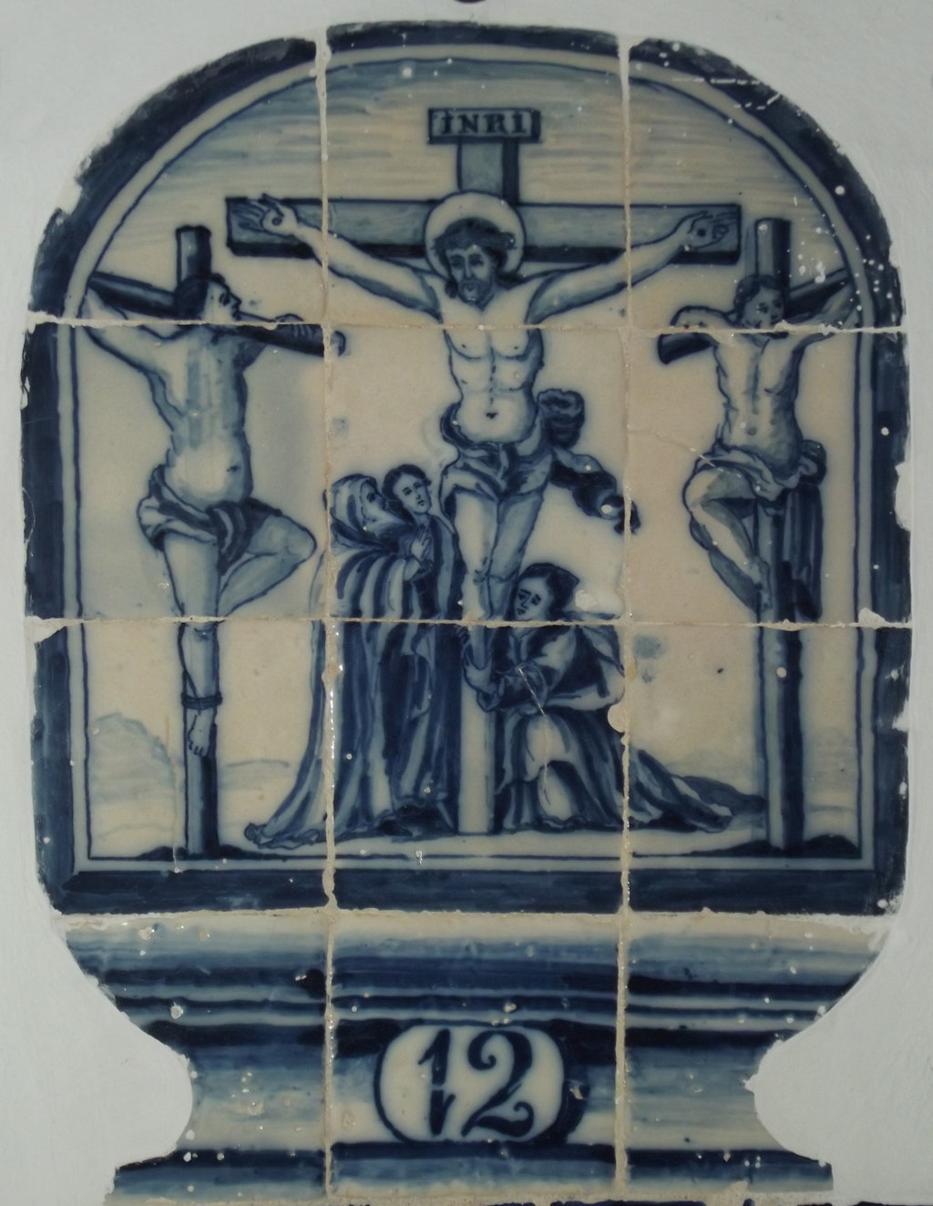 03422. Retablo cerámico. Escena de Vía Crucis. Duodécima estación. Iglesia de San Francisco. Arcos de la Frontera. Cádiz.