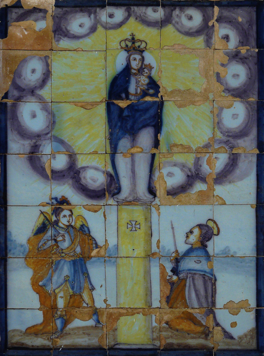 00735. Retablo cerámico. Virgen del Pilar con el Arcángel Miguel y Santiago Apóstol. Ayamonte. Huelva.