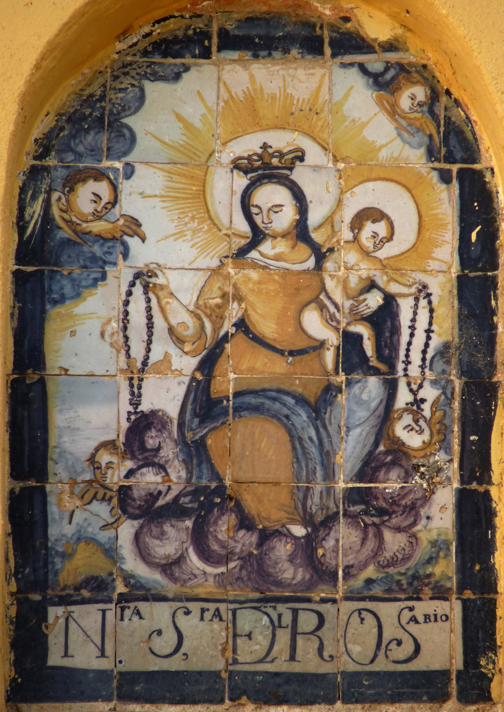 00890. Retablo cerámico. Virgen del Rosario. Caja del Agua. Puerto Real. Cádiz.