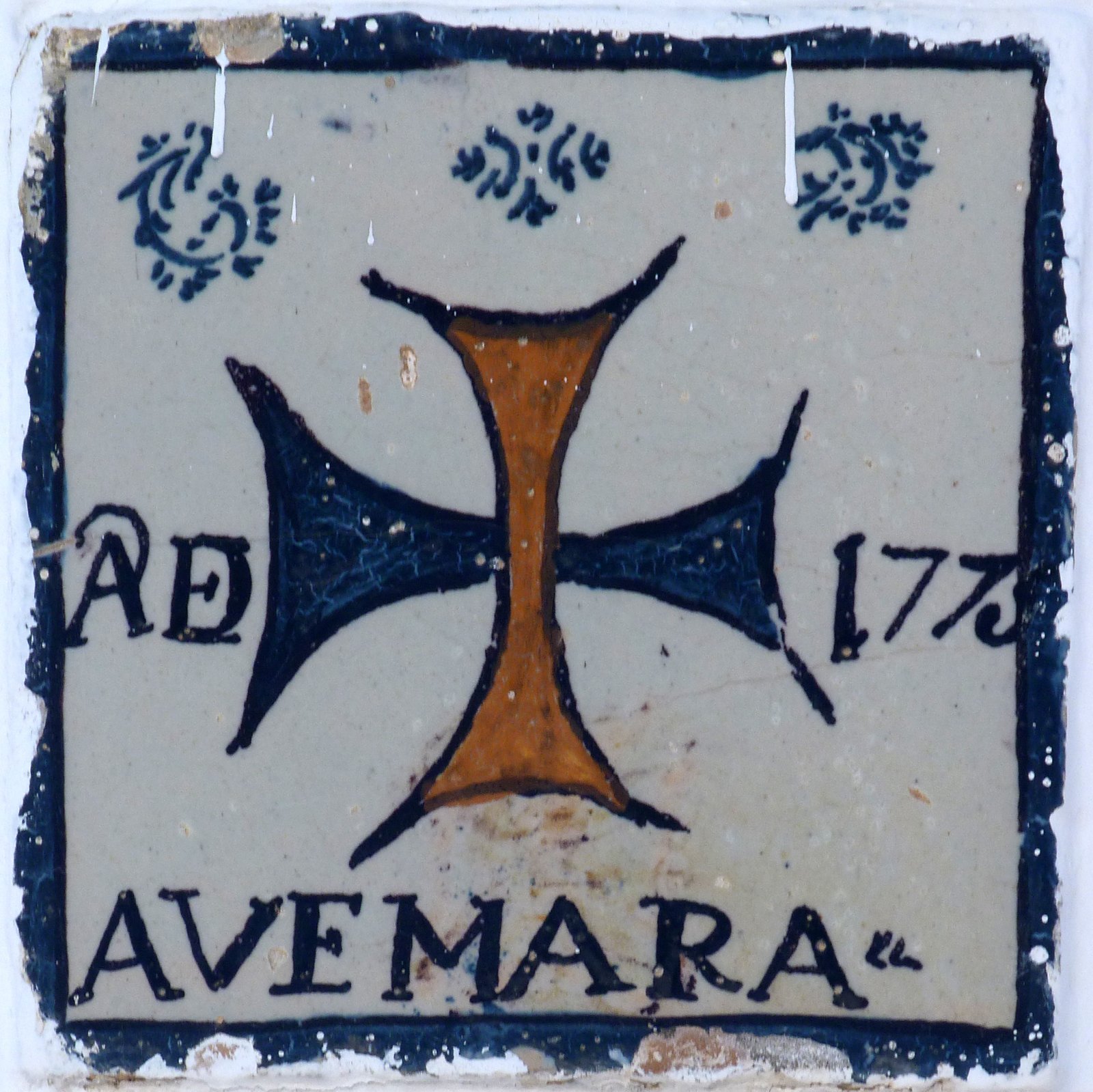 01011. Azulejo con cruz trinitaria. Campofrío. Huelva.