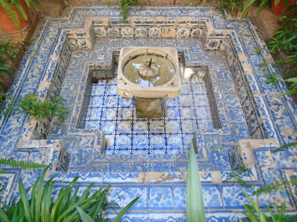 01080. Decoración cerámica de fuente. Sevilla.
