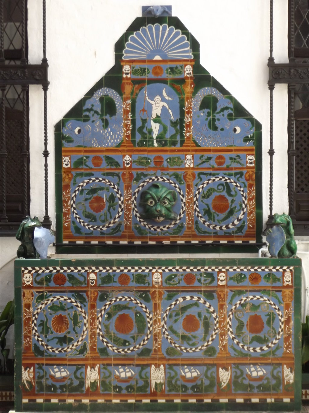 01100. Decoración cerámica de fuente. Casa Guardiola. Sevilla.