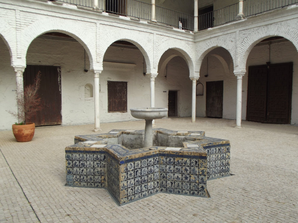 01102. Decoración cerámica de fuente. Sevilla.