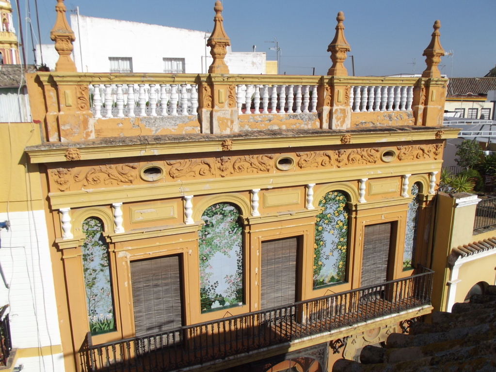 01105. Decoración cerámica en fachada. Sevilla.