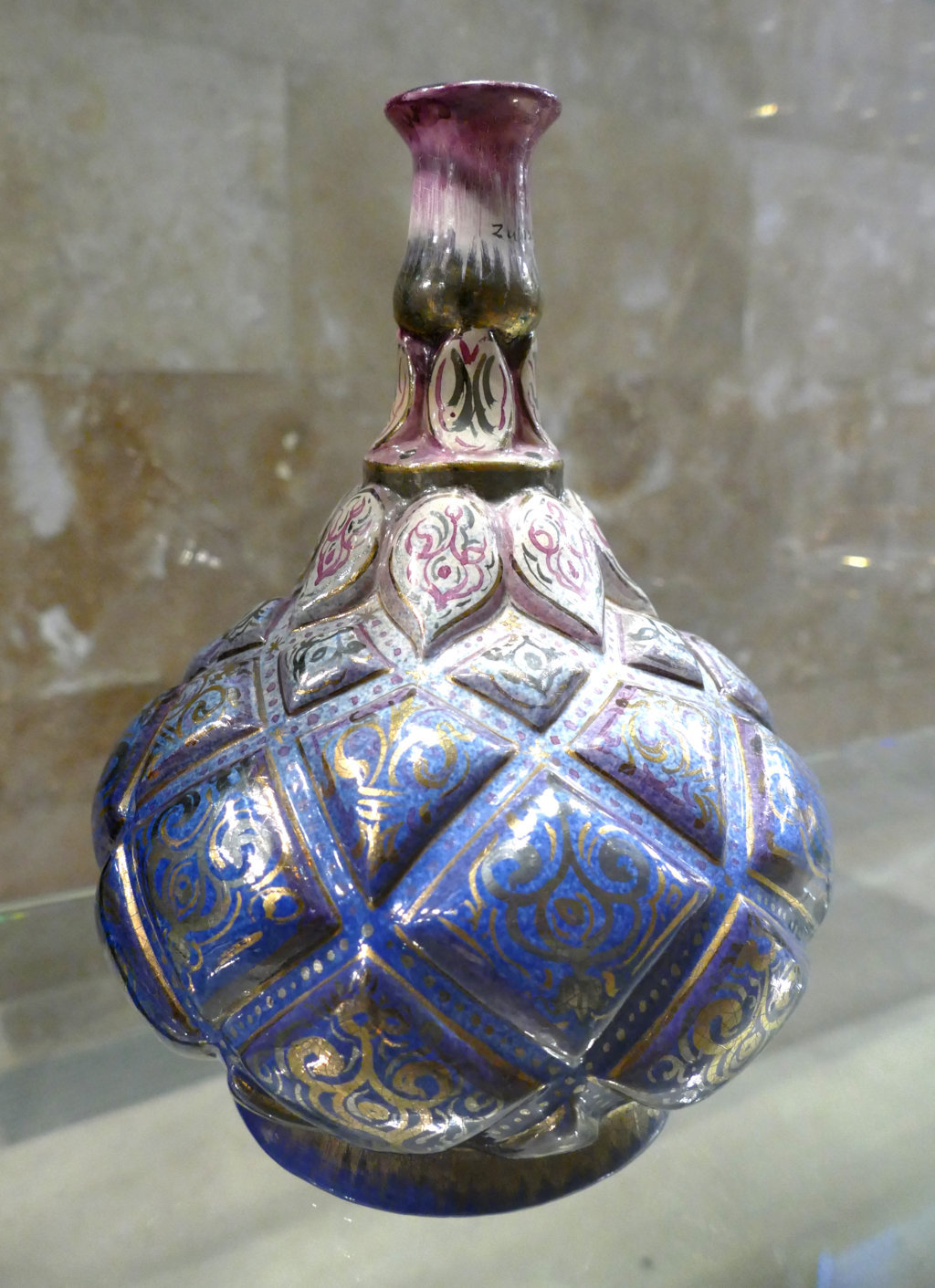 01163. Botella a molde con gradación entre blancos y azules. Museo Zuloaga. Segovia.