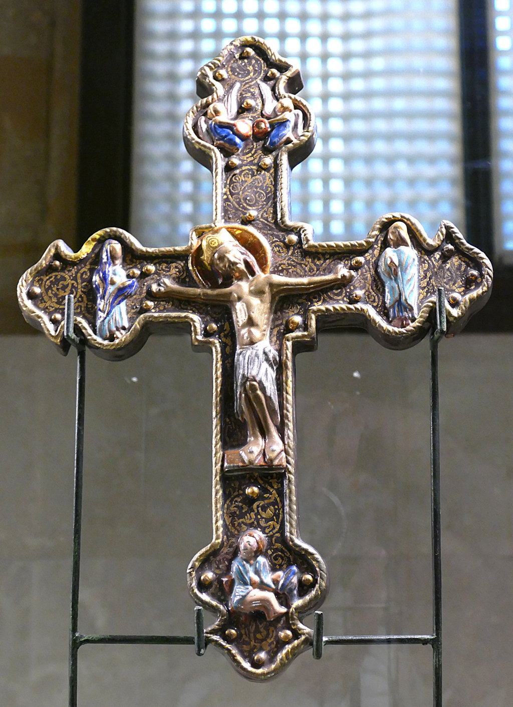01215. Crucifijo a molde sobre modelo románico. Museo Zuloaga. Segovia.