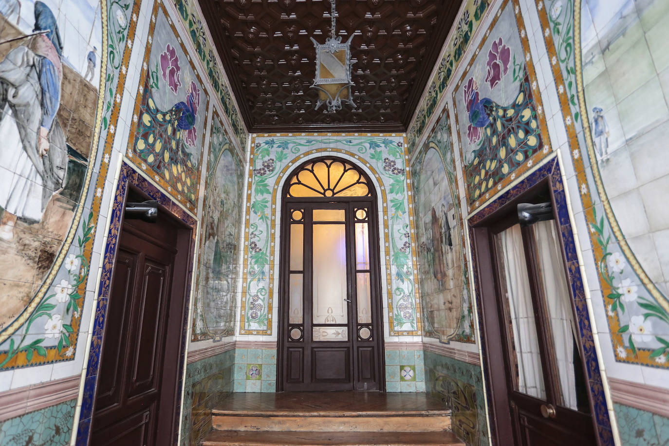 01265. Zócalo en el vestíbulo de la casa del Sr. Merino. León.