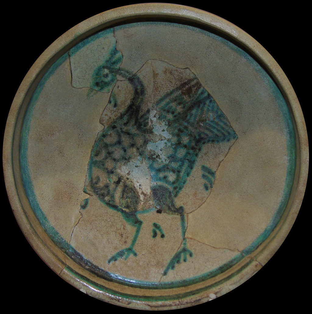 D00071. Plato con pavón en verde sobre blanco del s. XIV