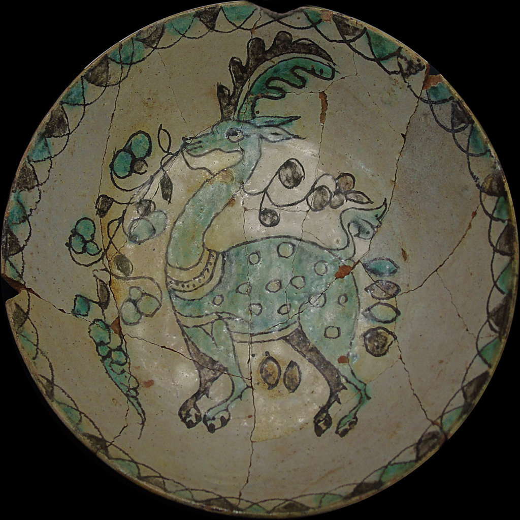 D00126. Ataifor califal con motivo de ciervo. La cerámica Verde y Manganeso, símbolo de poder