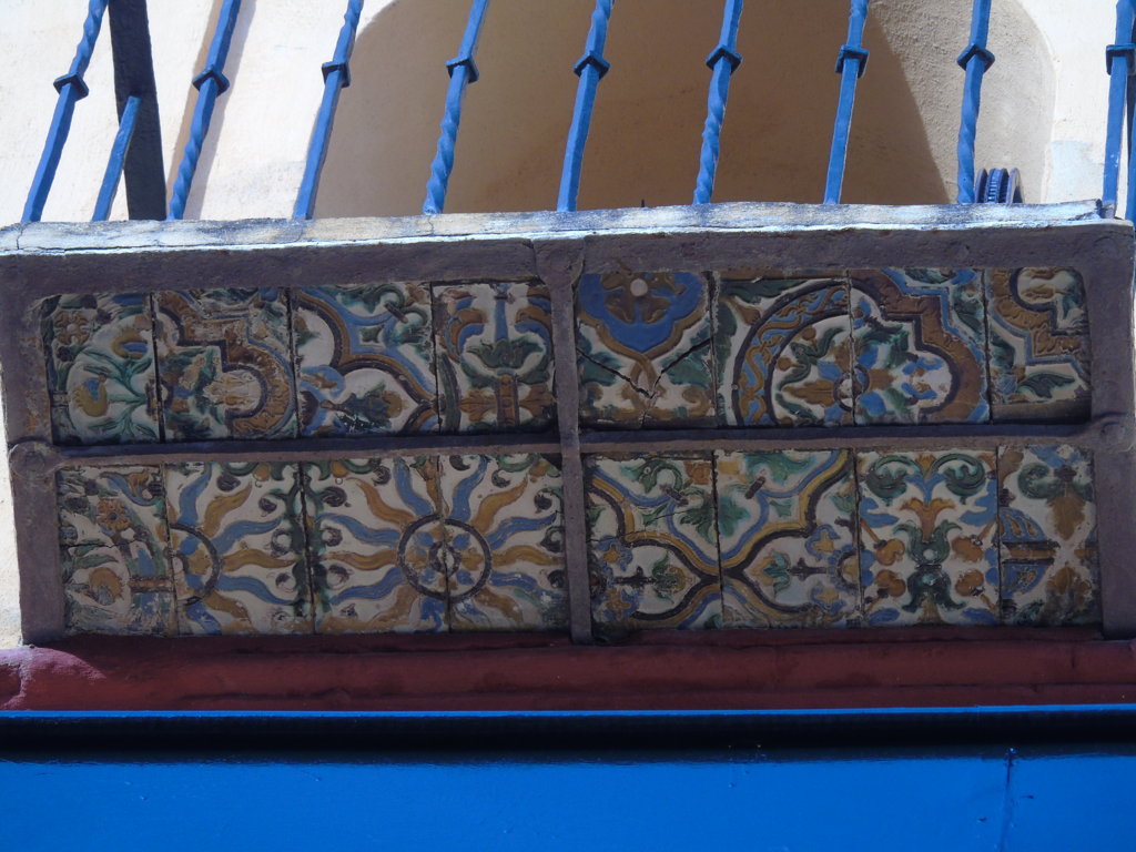 01314. Azulejos de arista en bajo balcón. Capilla del Dulce Nombre de Jesús. Sevilla.