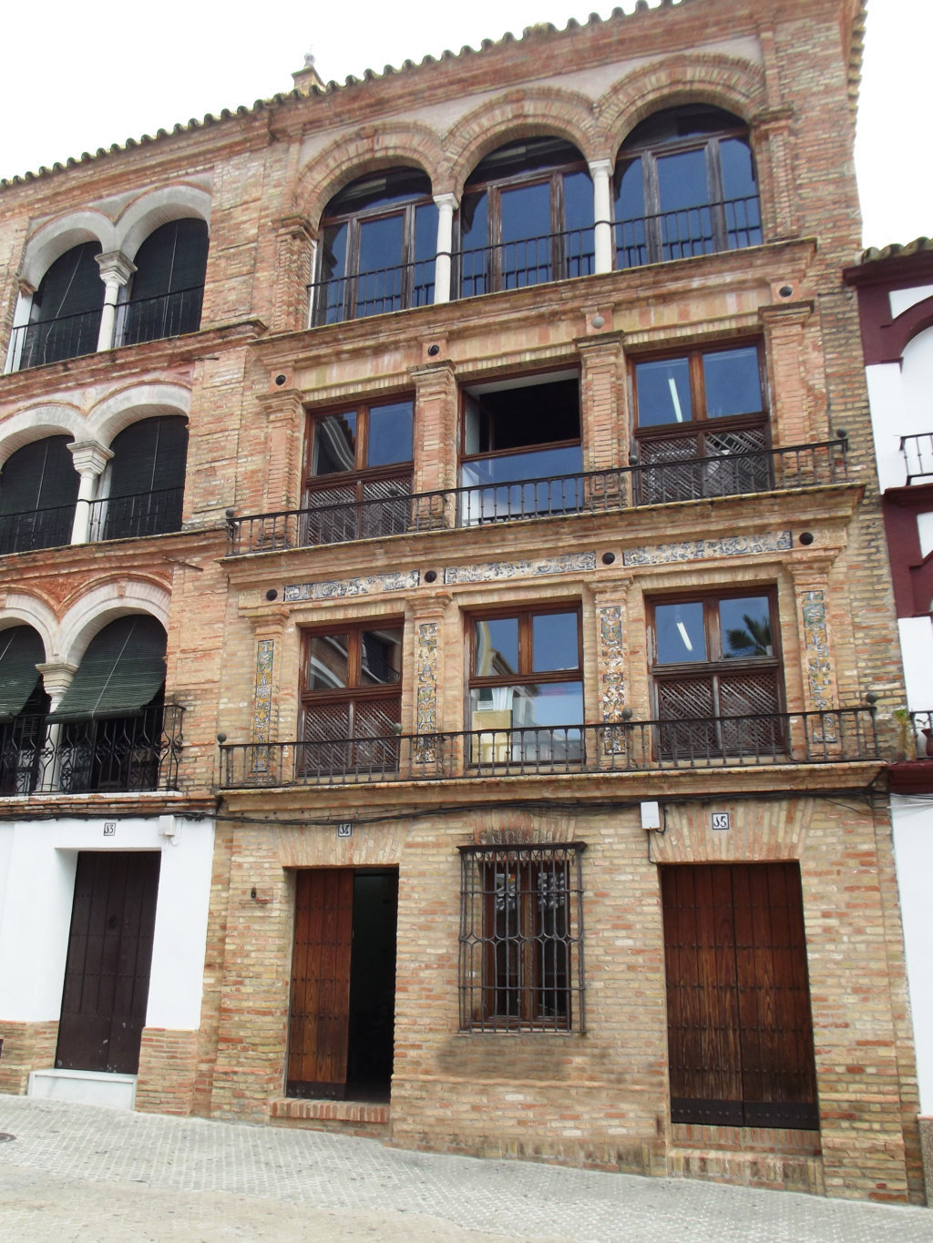 01386. Decoración cerámica en fachada. Carmona. Sevilla.