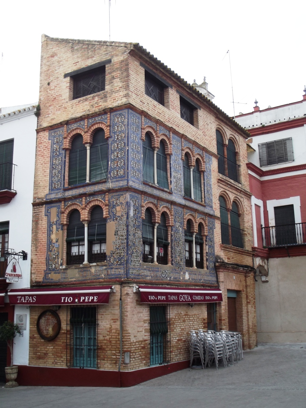 01392. Decoración cerámica en fachada. Carmona. Sevilla.