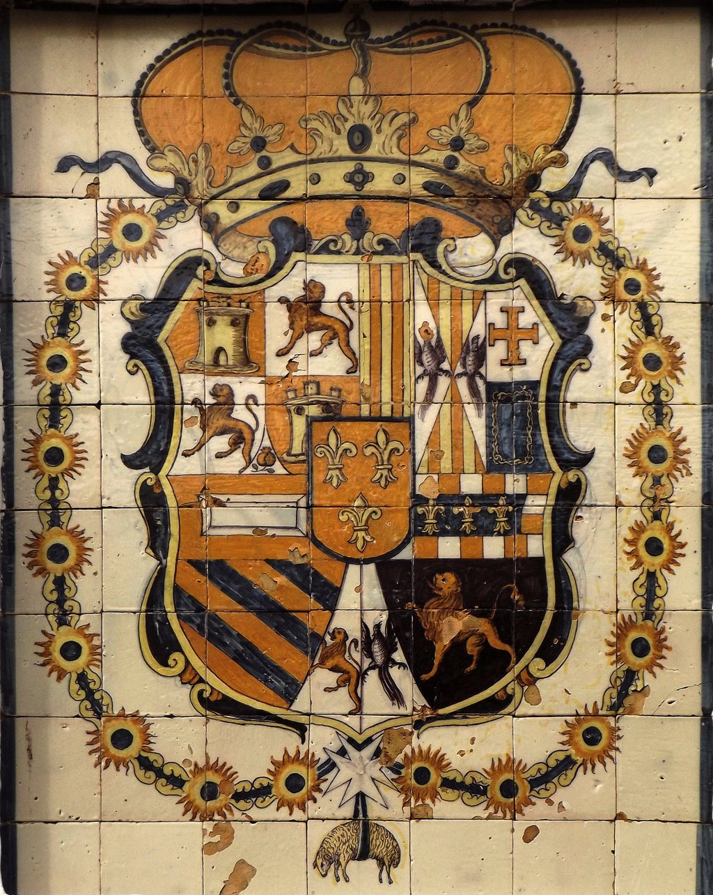 01411. Panel con escudo de España de Carlos III. Sevilla.