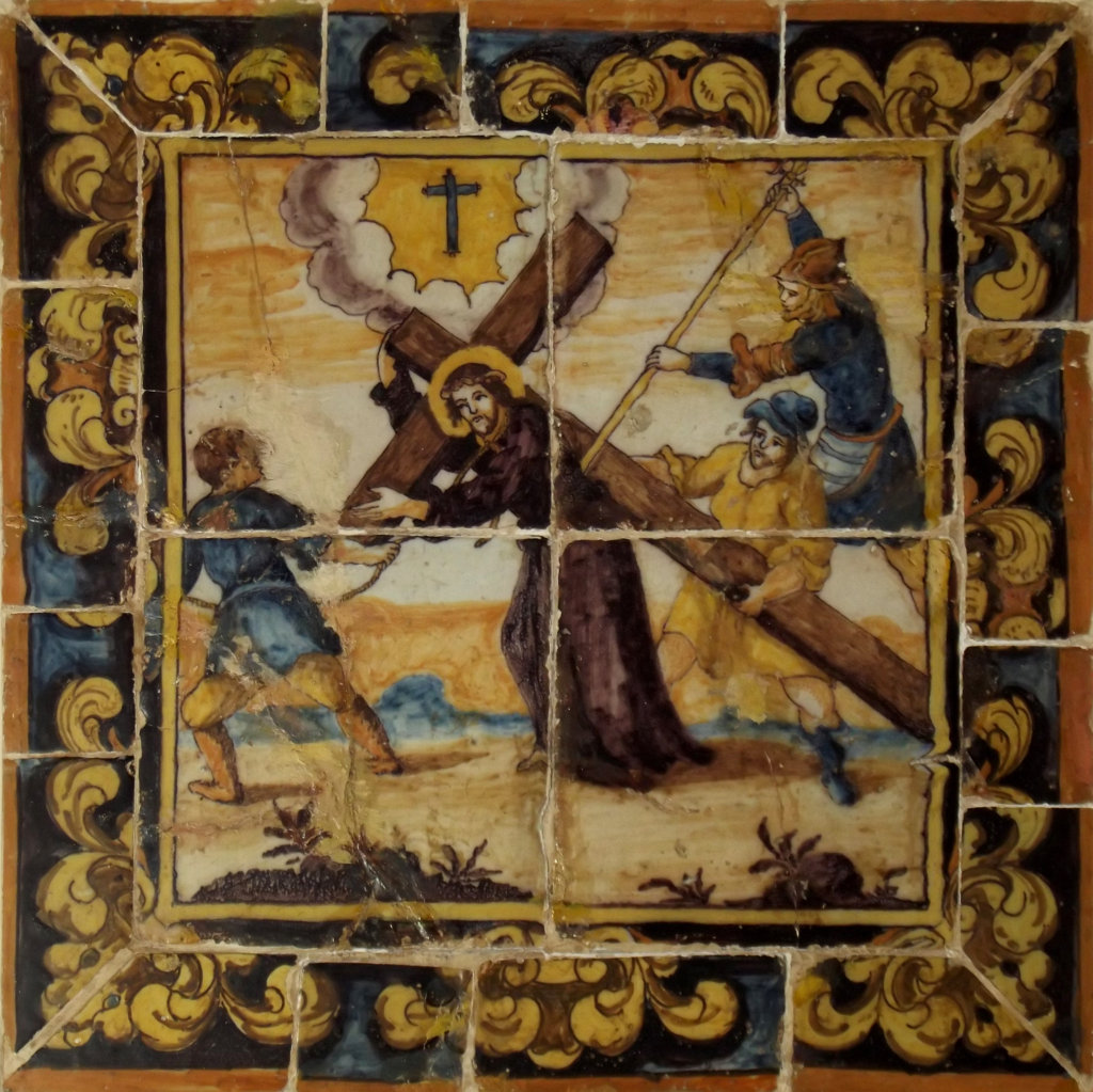 01506. Escena de Vía Crucis. Jesús Nazareno ayudado por Simón de Cirene. Convento de Capuchinos. Sevilla.
