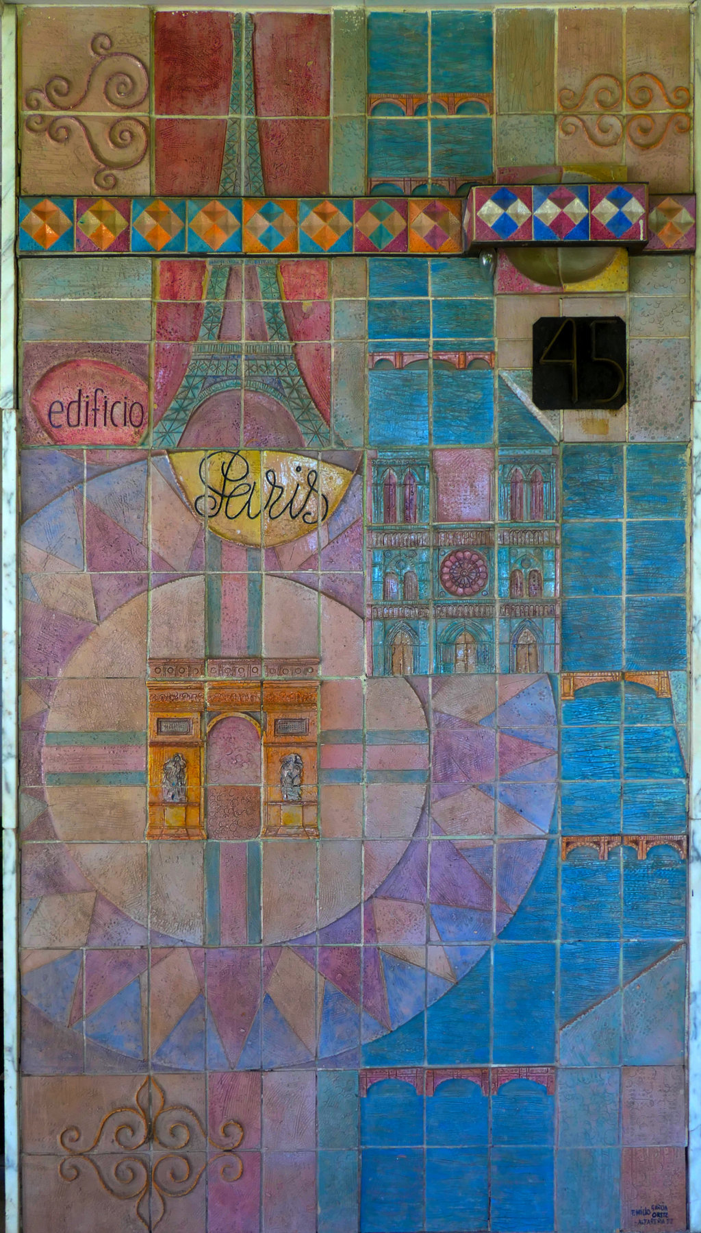 01561. Panel de azulejos. Fachada de entrada. Edificio París. Sevilla.