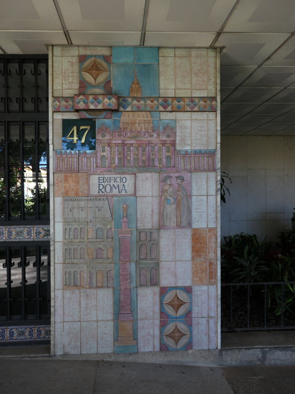 01562. Panel de azulejos. Fachada de entrada. Edificio Roma. Sevilla.