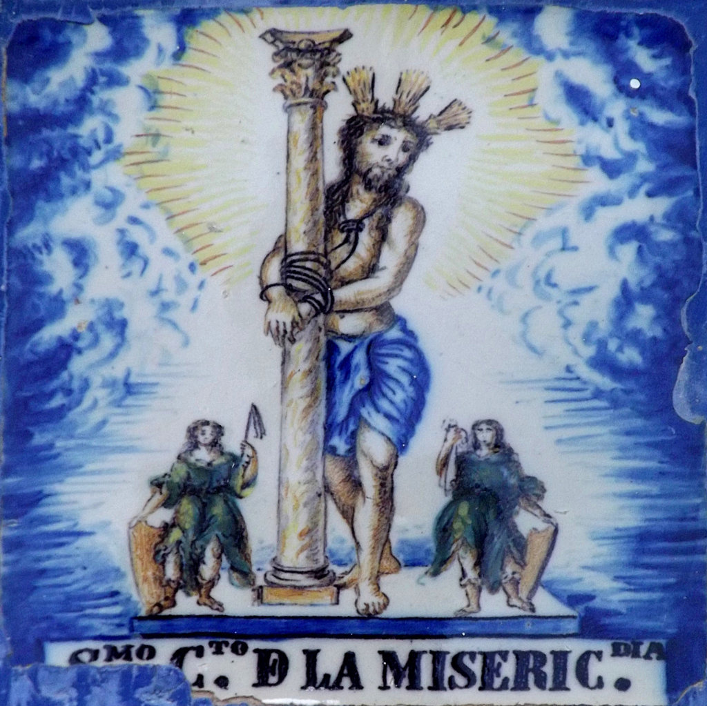 01668. Retablo cerámico. Cristo de la Misericordia. Arahal. Sevilla.