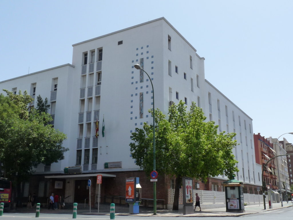 01717. Paneles de azulejos en fachada. Ambulatorio de la Seguridad Social Esperanza Macarena. Sevilla.