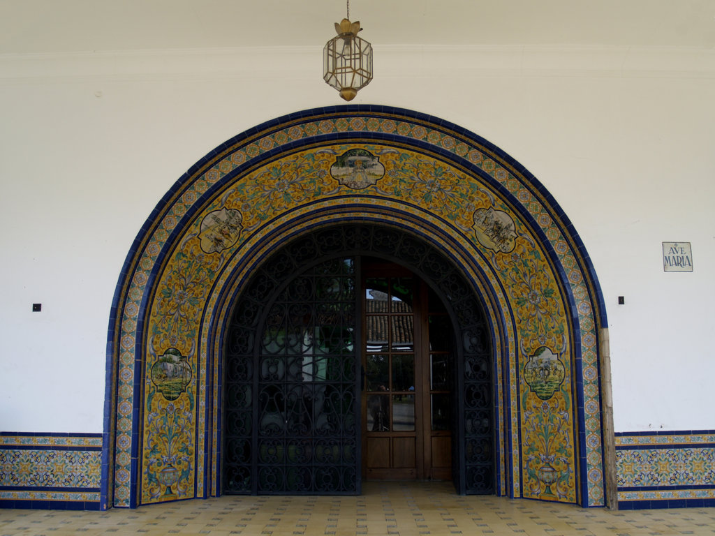 01726. Decoración cerámica en arco. Cortijo Nuevo del Alamillo. Sevilla.