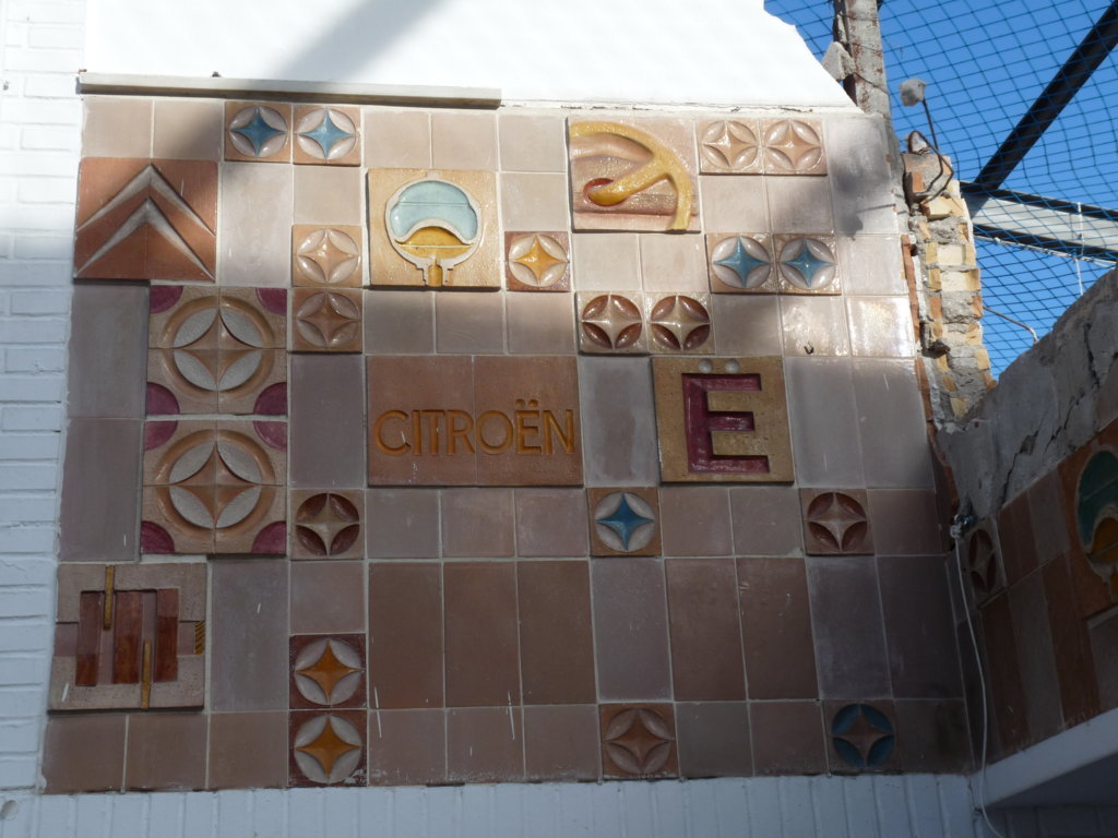01824. Paneles de azulejos en concesionario de automóviles Citroën. Sevilla. (Desaparecidos)