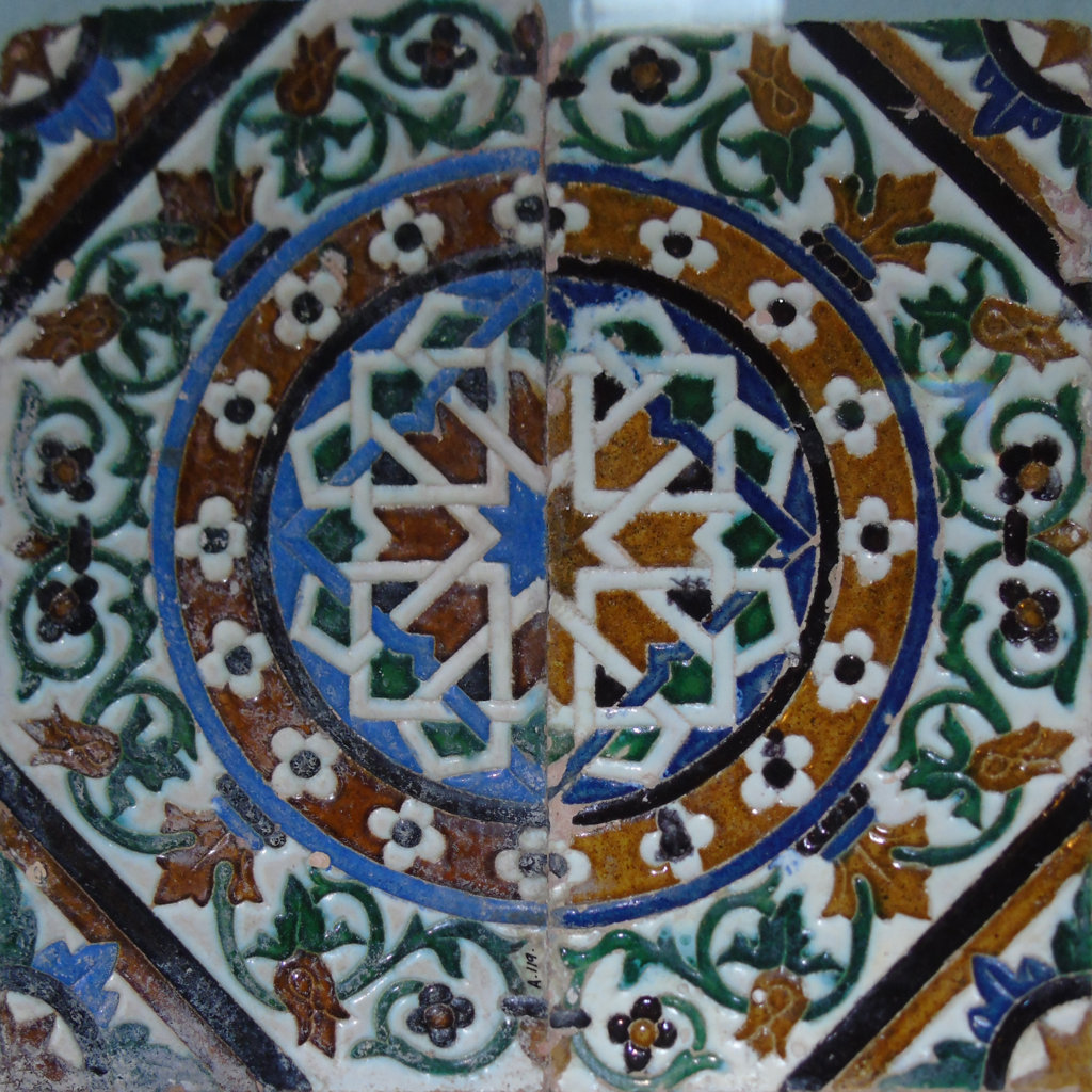 01853. Par de azulejos. Exposición permanente de cerámica. Real Alcázar. Sevilla.