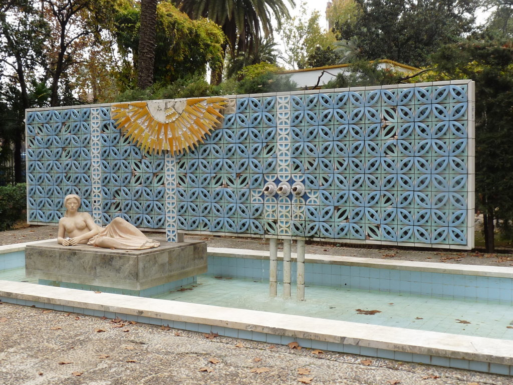 01888. Fuente con decoración cerámica. Glorieta de Luis Montoto. Parque de María Luisa. Sevilla.