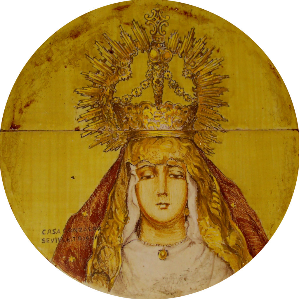 01957. Retablo cerámico. Virgen de la Soledad. Púlpito de la iglesia de la Asunción. Huévar del Aljarafe. Sevilla.