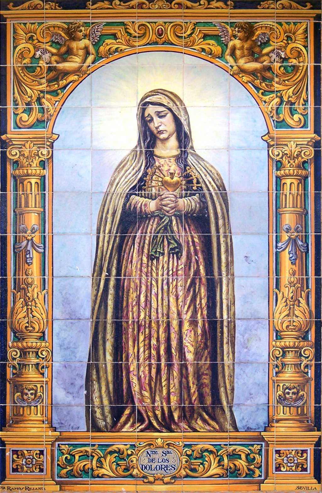 02539. Retablo cerámico. Virgen de los Dolores. Iglesia de Nuestra Señora de la Victoria. Osuna. Sevilla.