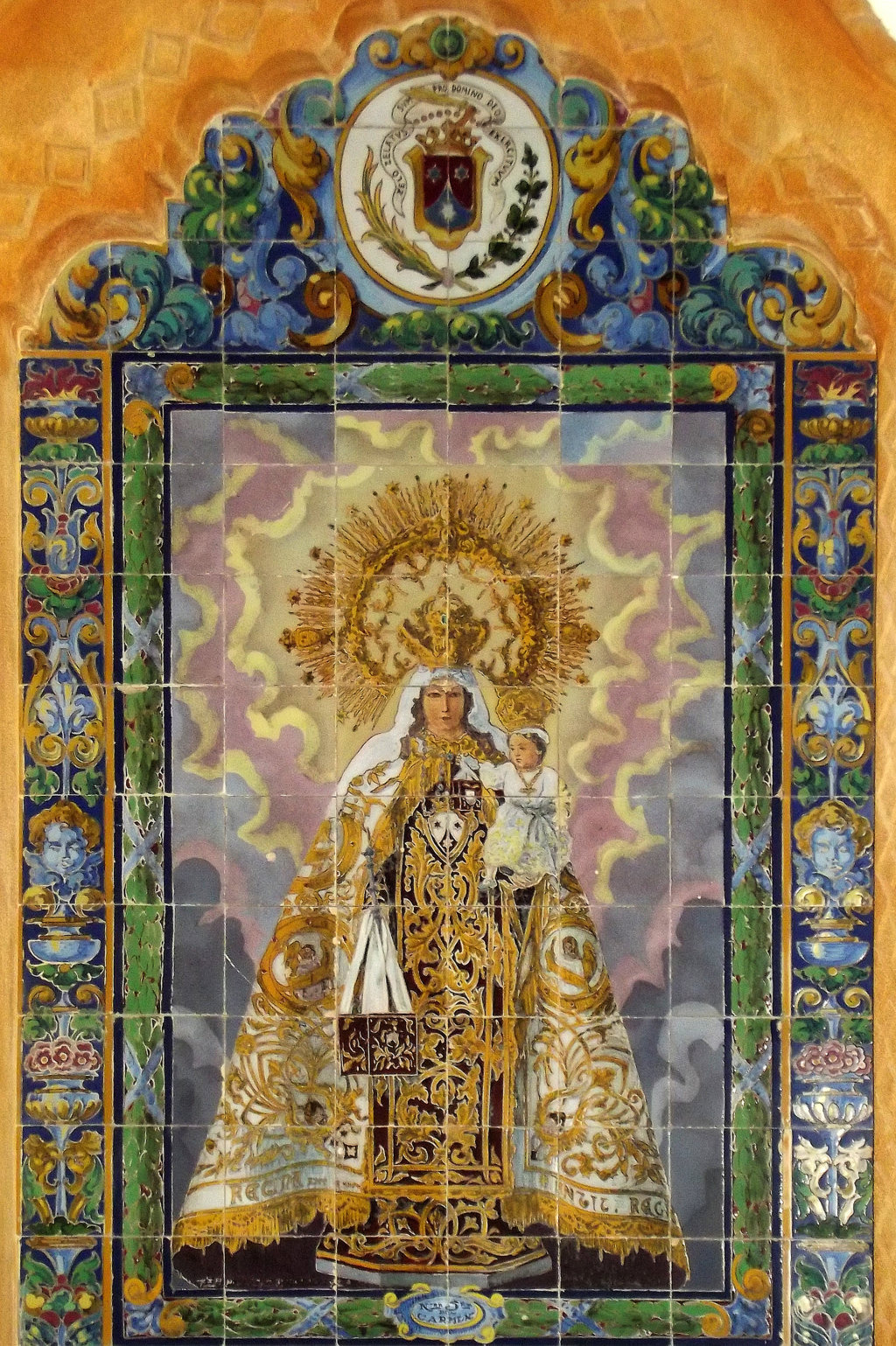 02546. Retablo cerámico. Virgen del Carmen. Convento del Carmen. Osuna. Sevilla.