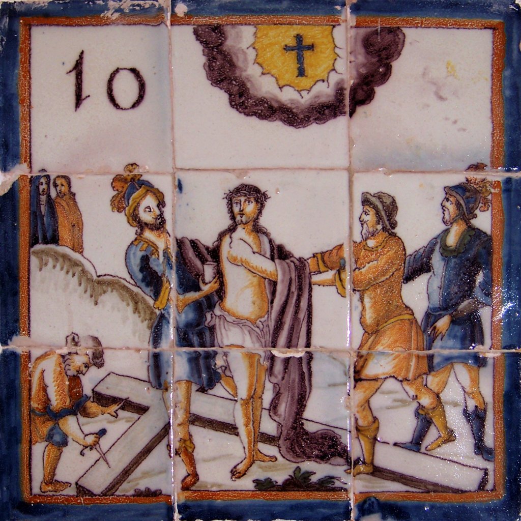 02562. Retablo cerámico. Escena de Vía Crucis. Décima estación. Convento de la Encarnación. Osuna. Sevilla.