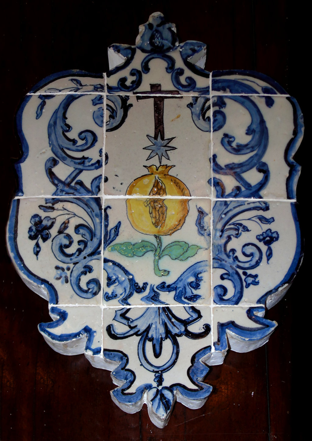 02574. Cartela con el escudo de la Hermandad de la Santa Caridad. Iglesia de San Juan de Dios. Cádiz.