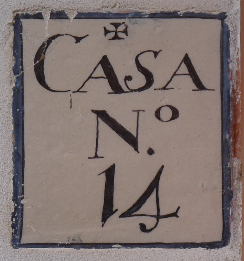 02652. Placa de Olavide. Número de casa. Calle Reinoso. Sevilla.