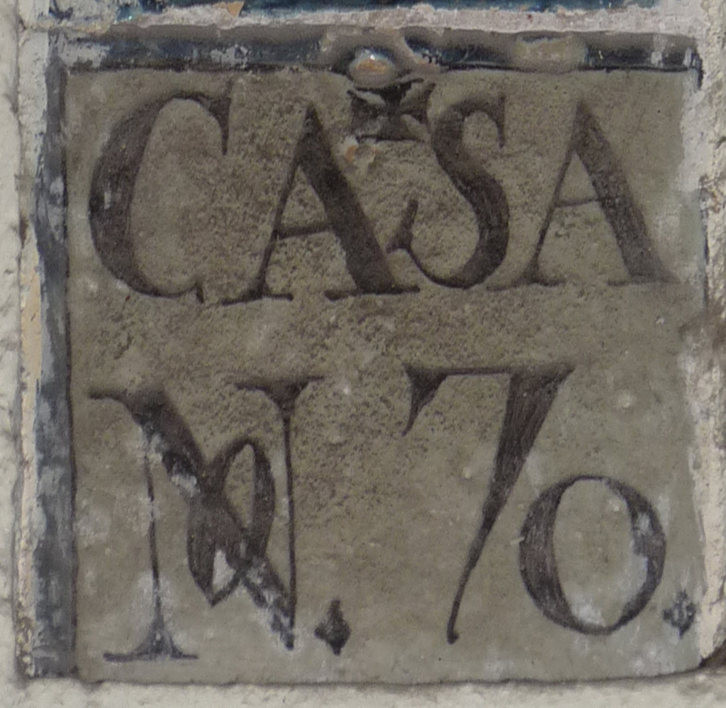 02736. Placa de Olavide. Número de casa. Calle Alemanes, 7. Sevilla.