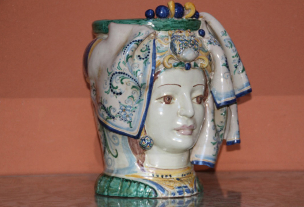 D00177. Cabeza de mujer siciliana en forma de de vaso