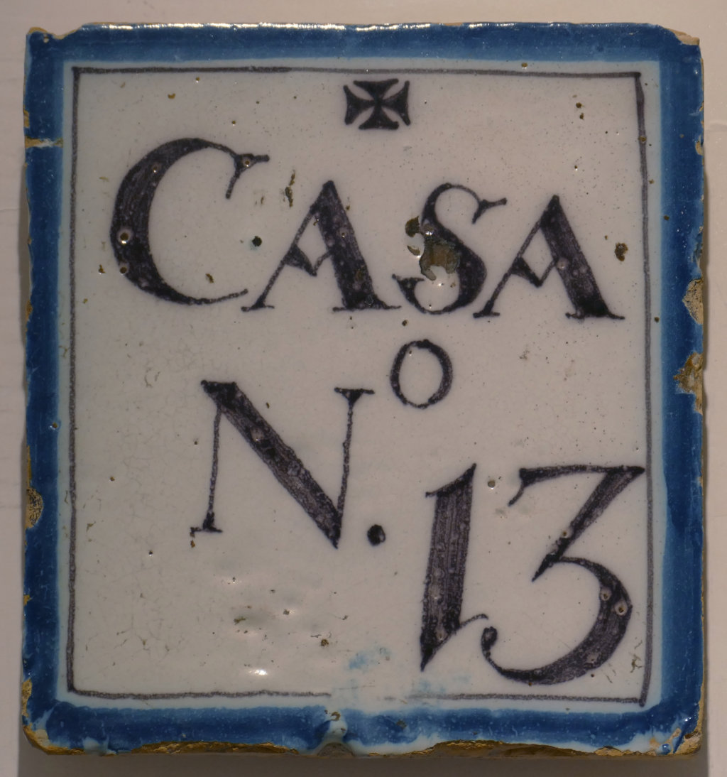 02752. Placa de Olavide. Número de casa. Museo Berardo Estremoz. Estremoz. Portugal.