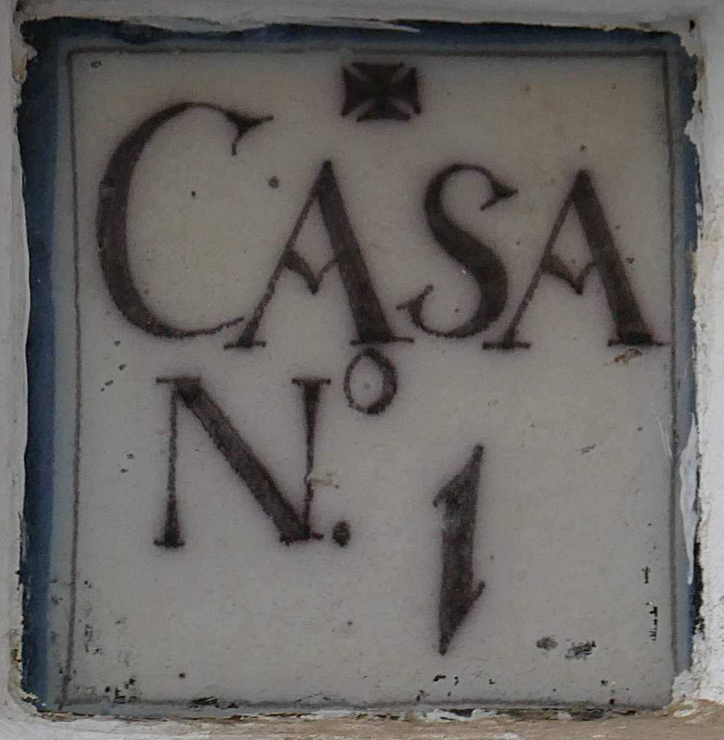 02763. Placa de Olavide. Número de casa. Calle Pascual de Gayangos, 3. Sevilla.
