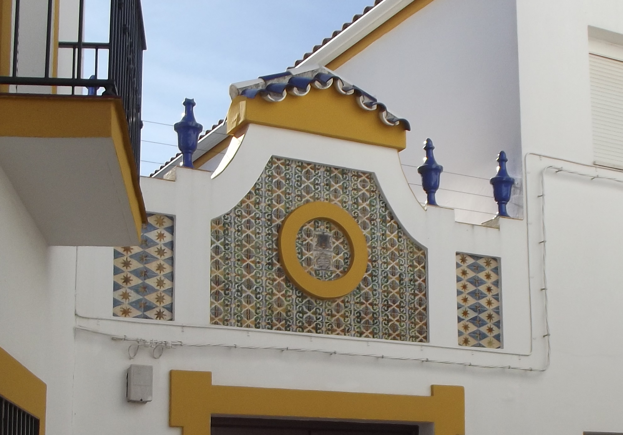 02790. Dos paneles de azulejos de arista. Modelo 067. Villanueva del Ariscal. Sevilla.