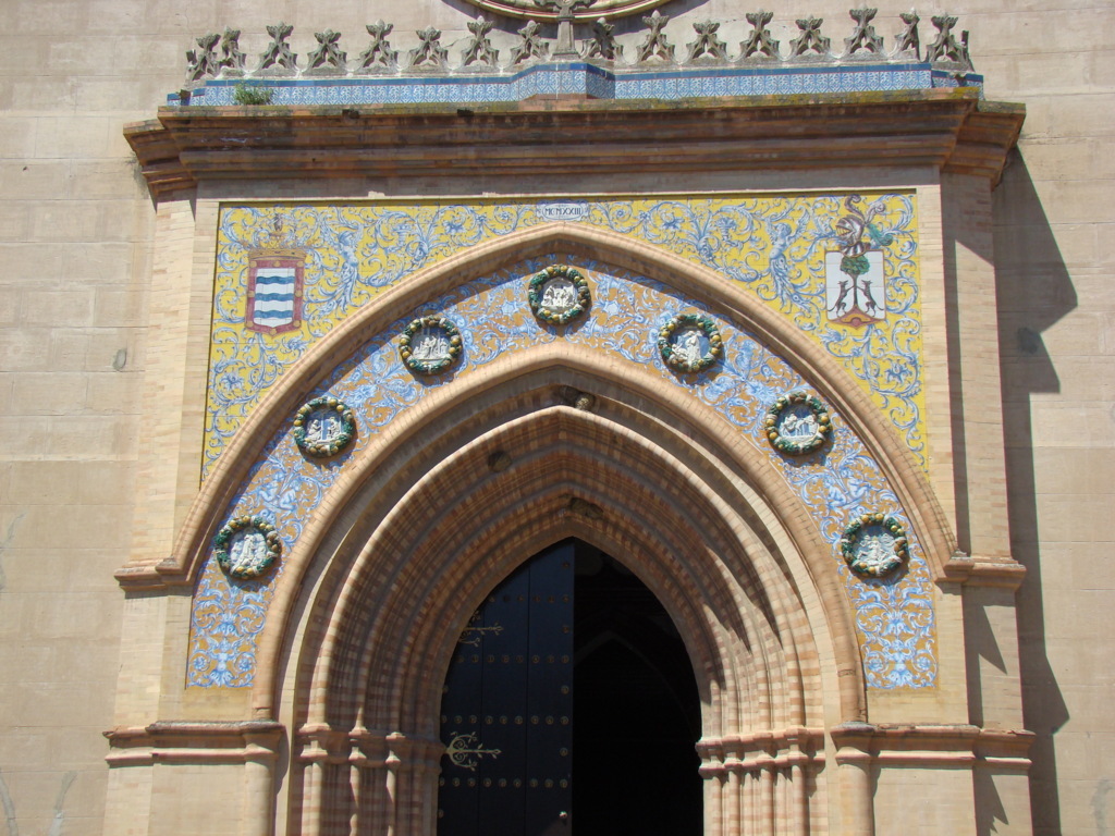02803. Decoración cerámica en fachada. Iglesia de San Fernando. Villanueva del Río y Minas. Sevilla.