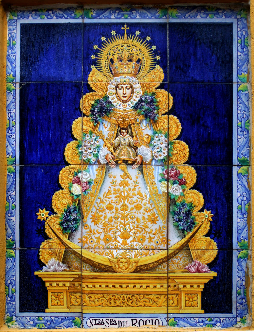 02857. Retablo cerámico. Virgen del Rocío. Capilla de Nuestra Señora del Rosario. San Juan de Aznalfarache. Sevilla.