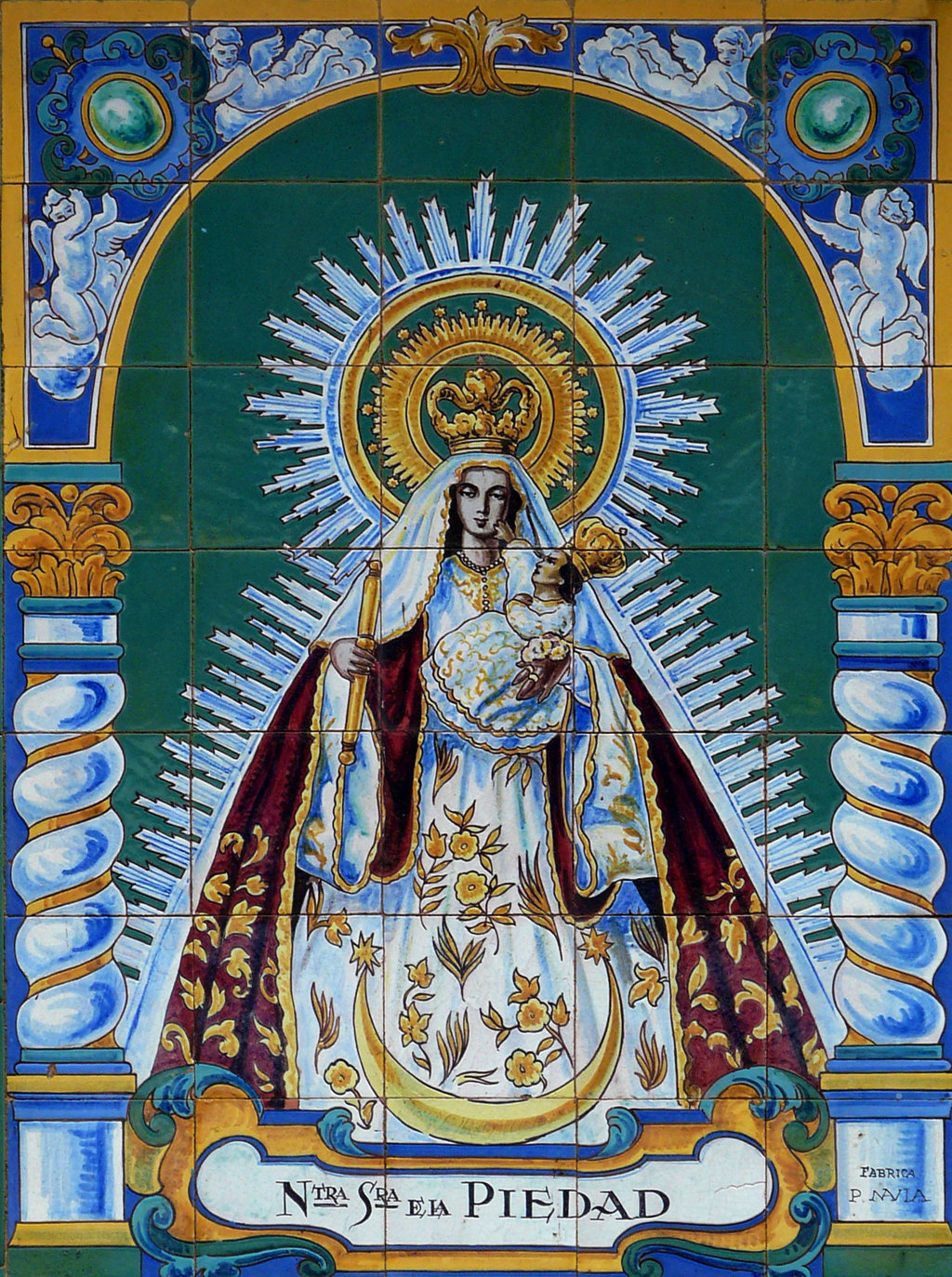 03020. Retablo cerámico. Virgen de la Piedad. Almendralejo. Badajoz.
