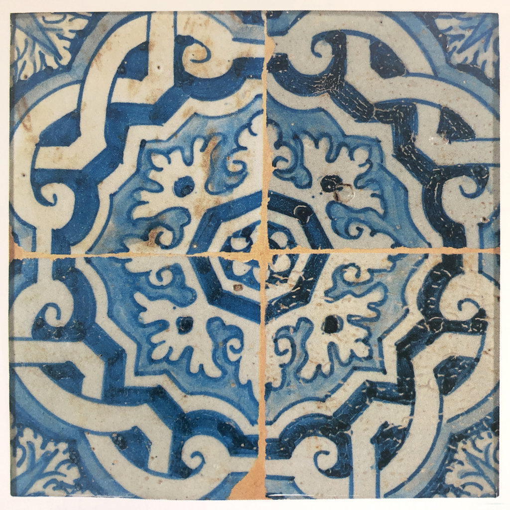 03176. Panel de azulejos con motivo ornamental para fondo de paño. Sevilla.