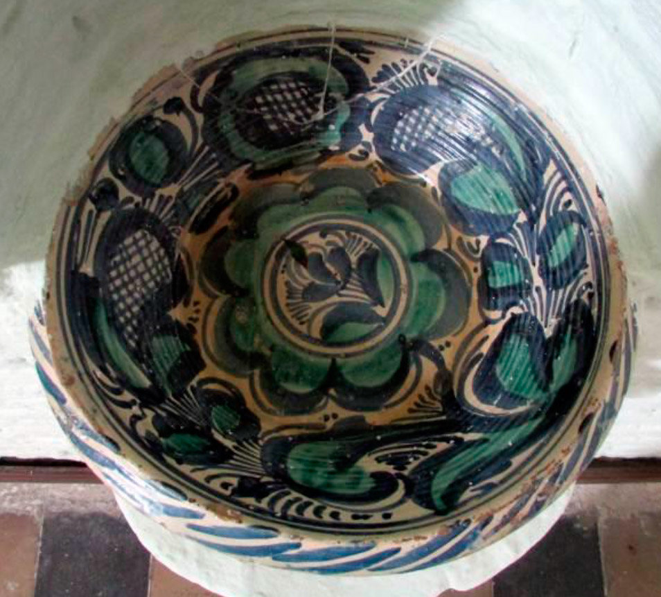 D00218. La utilización de lebrillos de cerámica popular como pilas benditeras y bautismales en las iglesias coloniales hispanoamericanas